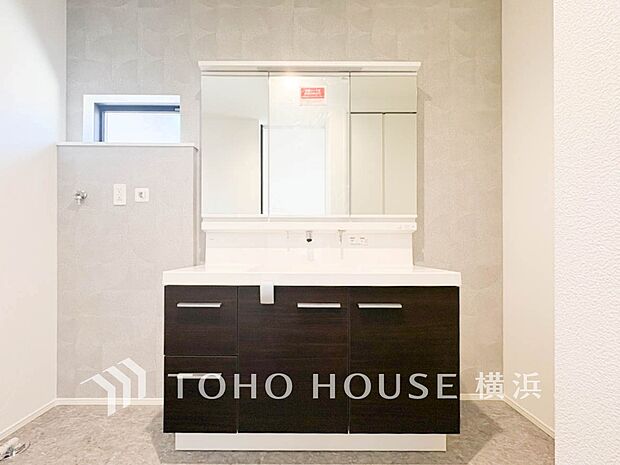 収納たっぷりの洗面台。毎朝身支度で活躍するスペースです。