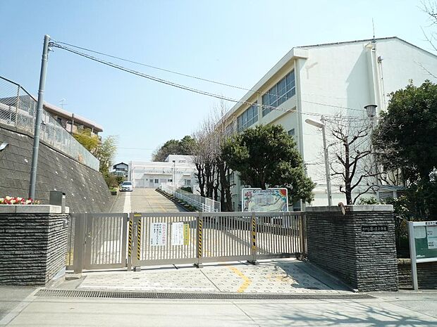 横浜市立藤が丘小学校　600m　徒歩8分。小学校が近いのは子育てファミリーにもおすすめのポイント。 