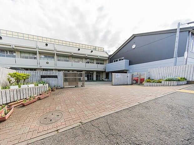 横浜市立緑が丘中学校　700m　徒歩9分。部活などで帰りが遅くなっても安心の距離です。 