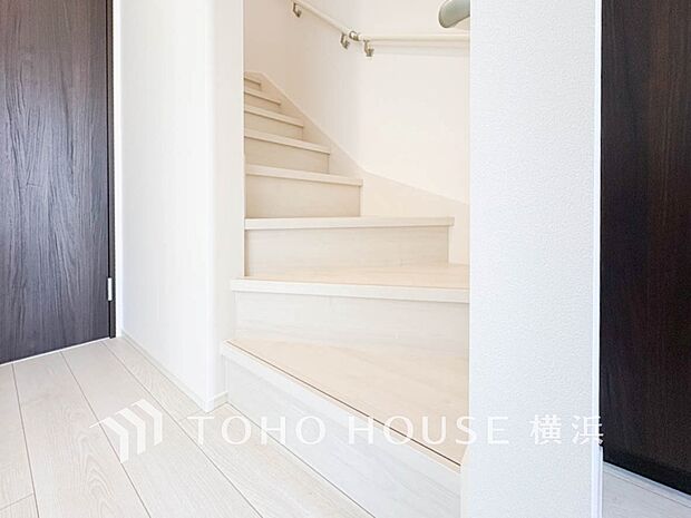 各フロアを結ぶ階段。集いの空間と一人の時間を楽しむプライベートルームをバランスよく繋いでいます。