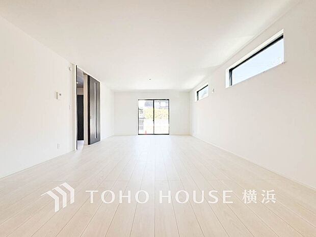 光と風があふれる開放的なリビングダイニングには自然と家族みんなが集まってきます。