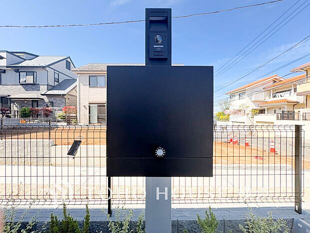 スタイリッシュな外観に見合う、オシャレなポスト。毎朝新聞を受け取るのも楽しみになりそう。