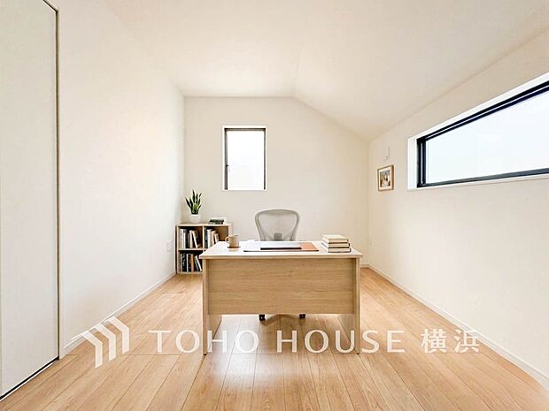 溢れる光を取り込んだリビング。※生成AIによるイメージです。家具・小物は販売価格に含まれません。