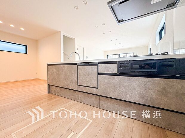 機能性とデザイン性を兼ね備えたシステムキッチン。リビングとの一体感も考慮され、美しい空間が実現。