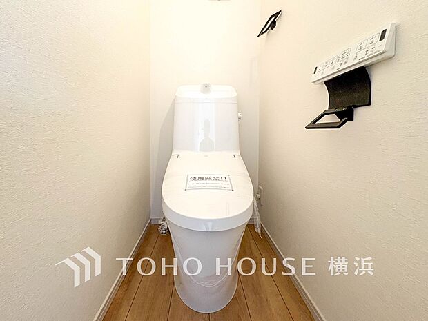 換気と明るさに配慮した、清潔感溢れるトイレ。落ち着いた空間で安らぎのひとときをお過ごしいただけます。