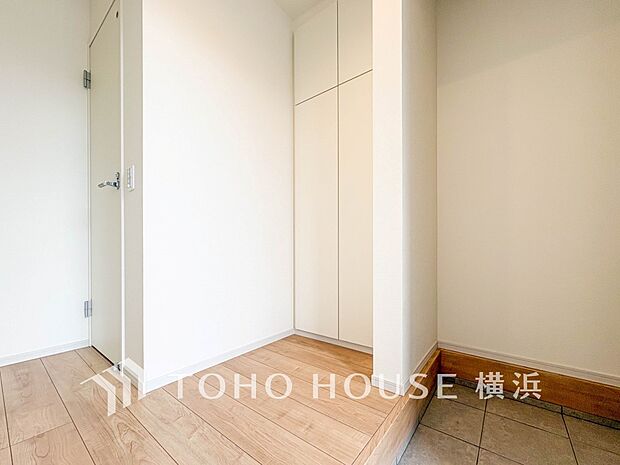 上質感漂う玄関と廊下。居住者の帰り、訪れる方を優しく迎えてくれます。