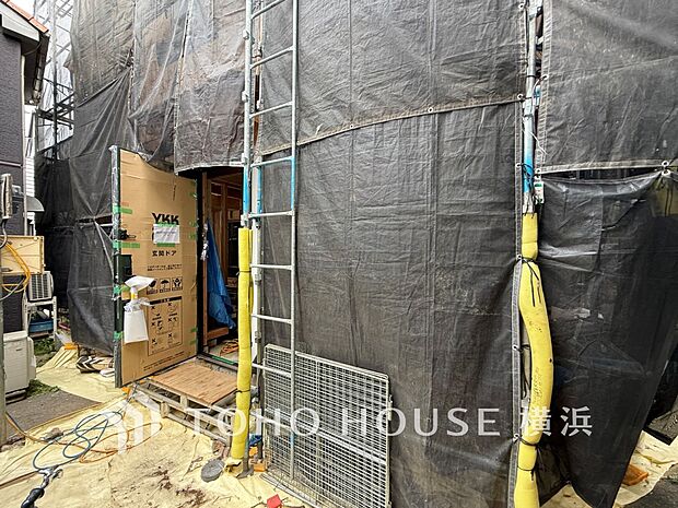 お住まいの顔となる玄関。住まう方のプライドを満たすクオリティを備えています。（2026年4月撮影）