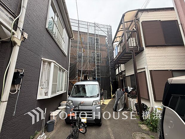 敷地内に駐車スペースがあると、日々の暮らしのをスムーズに運ぶ事が出来ます。(2026年4月撮影)