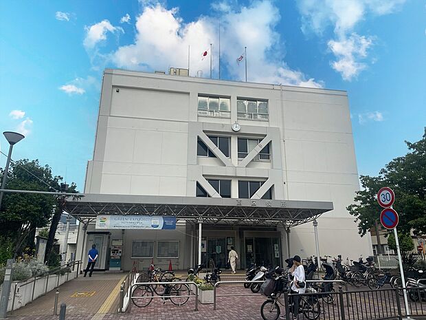 横浜市西区役所 750m お引越し後の申請や手続きなど、ご利用されることも多い区役所。月~金曜日の午前8時45分~午後5時開庁