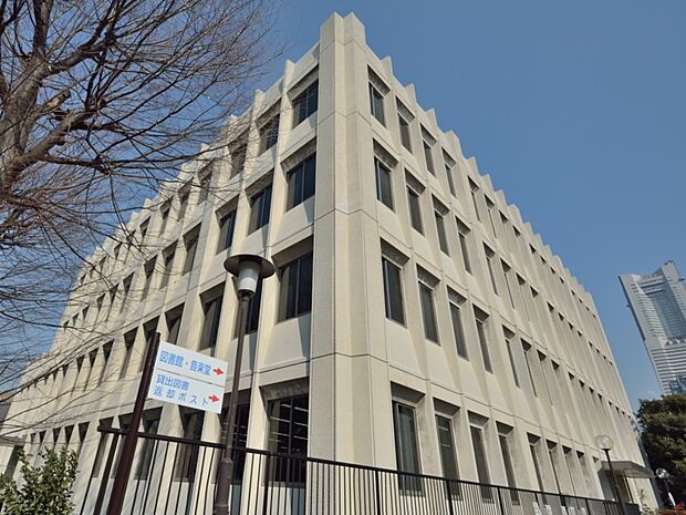 神奈川県立図書館 1000m 幅広いジャンルの蔵書を膨大に持ち、テーマに沿った図書を幅広く揃えた図書館。
