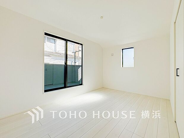一日の疲れをいやしてくれる寝室。時を忘れて過ごす場所として過ごせるお部屋。
