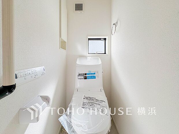 換気と明るさに配慮した、清潔感溢れるトイレ。落ち着いた空間で安らぎのひとときをお過ごしいただけます。