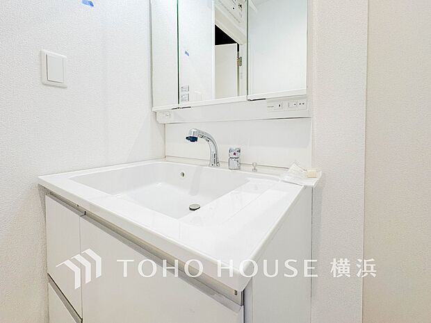 ハンドシャワー付きの洗面化粧台。朝の忙しい時間にも、手早く身支度を整えられそうです。
