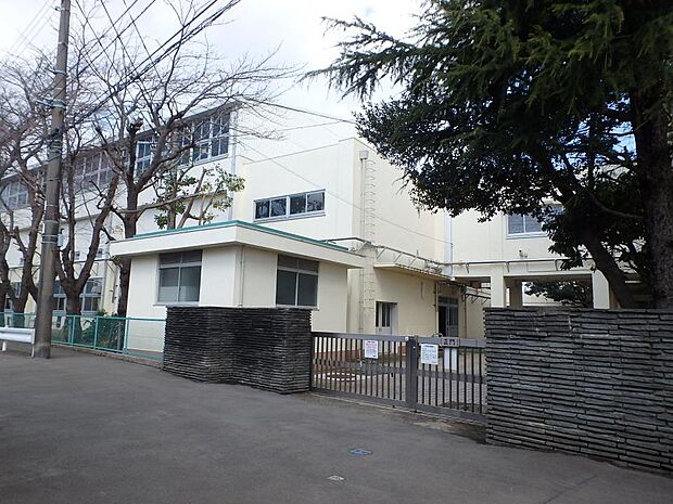 横浜市立常盤台小学校 300m 徒歩4分。小学校が近いのは子育てファミリーにもおすすめのポイントです。