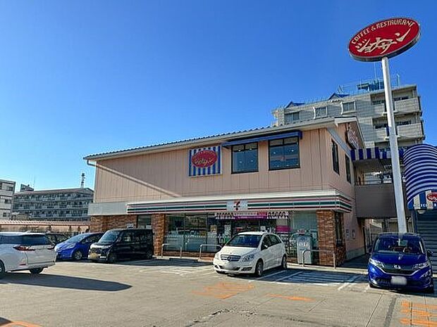 セブンイレブン横浜釜台町店 850m オリジナルブランド商品やホットスナック・コーヒーも人気です。