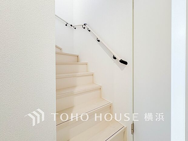 各フロアを結ぶ階段。集いの空間と一人の時間を楽しむプライベートルームをバランスよく繋いでいます。