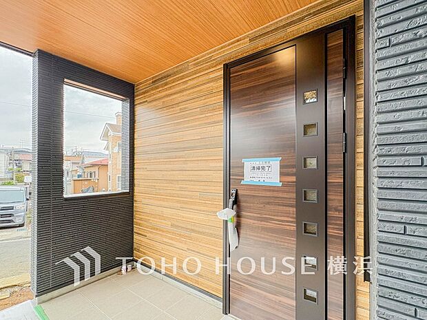 お住まいの顔となる玄関。住まう方のプライドを満たすクオリティを備えています。 