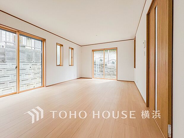 大きな窓から明るい陽射しが射し込む家族みんなの憩いの場。