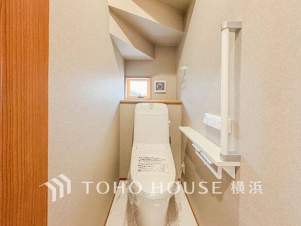 清潔感溢れるトイレ。落ち着いた空間で安らぎのひとときをお過ごしいただけます。