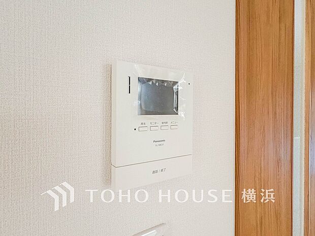 誰が来てもわかる様にモニター付きインターホンを設置。快適と安らぎを合わせた優しい設計。