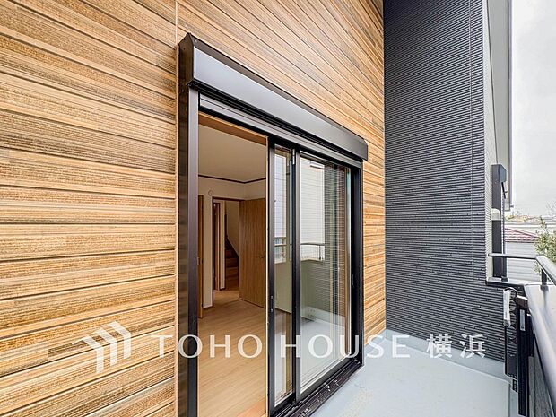 太陽の恵みをたっぷりと受けて、洗濯物も気持ちよく干せそうです。