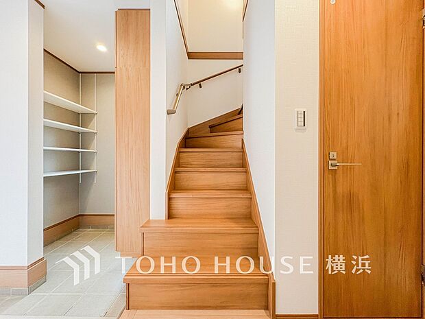 各フロアを結ぶ階段。集いの空間と一人の時間を楽しむプライベートルームをバランスよく繋いでいます。