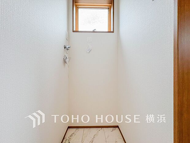 洗濯機を配置しても十分なスペースを確保した設計となっております。