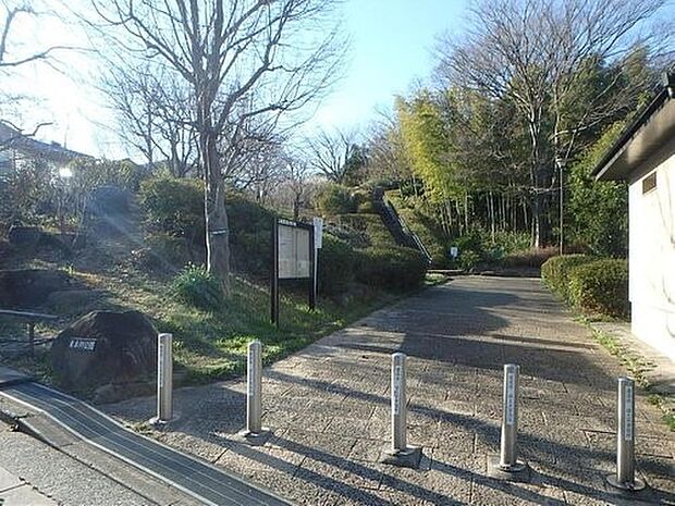 東本郷公園 750m 里山風に整備された自然豊かな公園。広場や遊具のコーナーもあり、お子様連れで賑わいます。