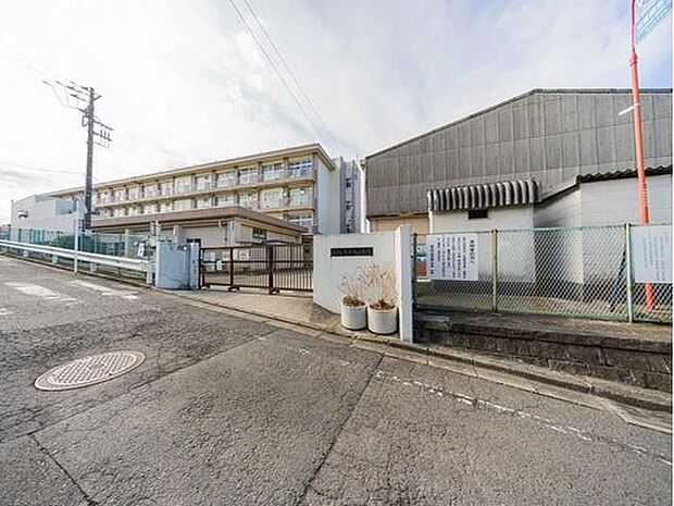 横浜市立東本郷小学校　700m　徒歩9分。小学校が近いのは子育てファミリーにもおすすめのポイント。 