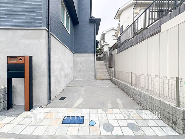 お住まいの顔となる玄関。住まう方のプライドを満たすクオリティを備えています。 