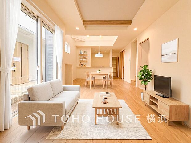 寛ぎとコミュニケーションを育む居心地のよい場所。（家具・装飾品はAI加工です）