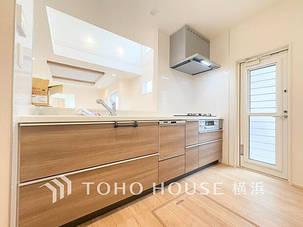 勝手口の付いた広々キッチンスペース。明るく清潔感があります。