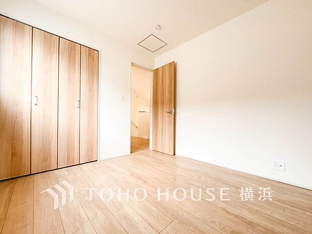 一日の疲れをいやしてくれる寝室。時を忘れて過ごす場所として過ごせるお部屋。