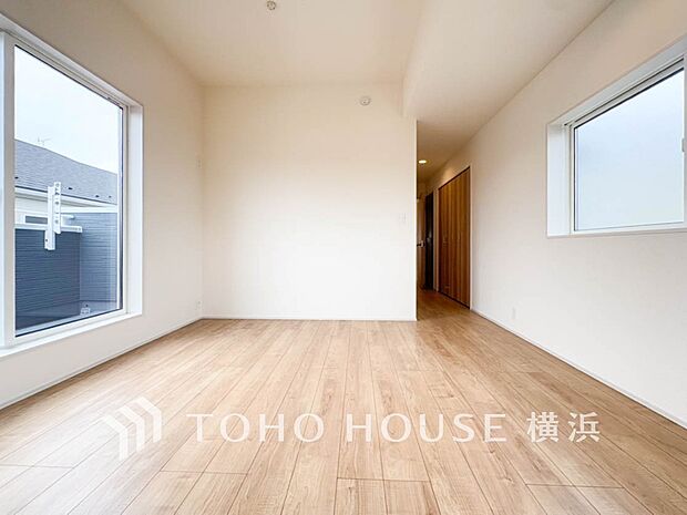 心地よい光と風があふれています。プライベートな自分時間を快適に過ごせるお部屋。