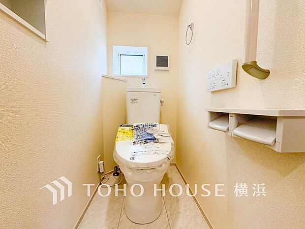 換気と明るさに配慮した、清潔感溢れるトイレ。落ち着いた空間で安らぎのひとときをお過ごしいただけます。