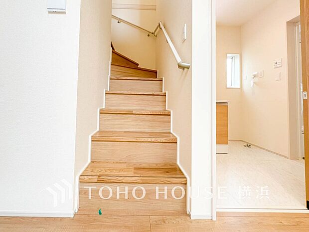 各フロアを結ぶ階段。集いの空間と一人の時間を楽しむプライベートルームをバランスよく繋いでいます。