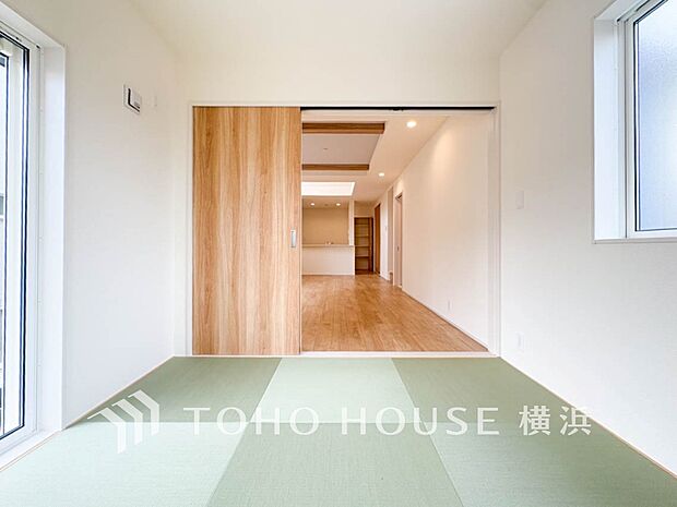 足を伸ばしてゆっくりとくつろげる、癒しの空間。モダンな和室で癒しタイムを。