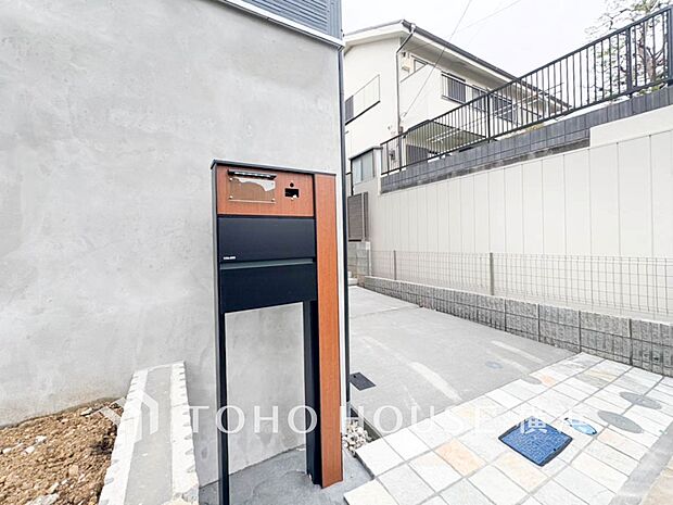 スタイリッシュな外観に見合う、オシャレな郵便受け。毎朝新聞を受け取るのも楽しみになりそう。