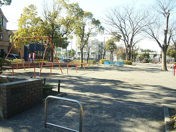 中坪公園 270m 公園には様々な遊具と健康遊具があります。ベンチもたくさんあるのでお昼にお弁当を食べることも可能。