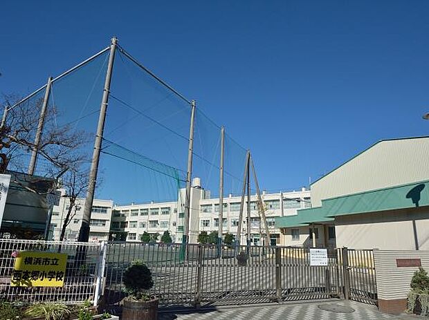 横浜市立西本郷小学校　180m　徒歩3分。小学校が近いのは子育てファミリーにもおすすめのポイント。 
