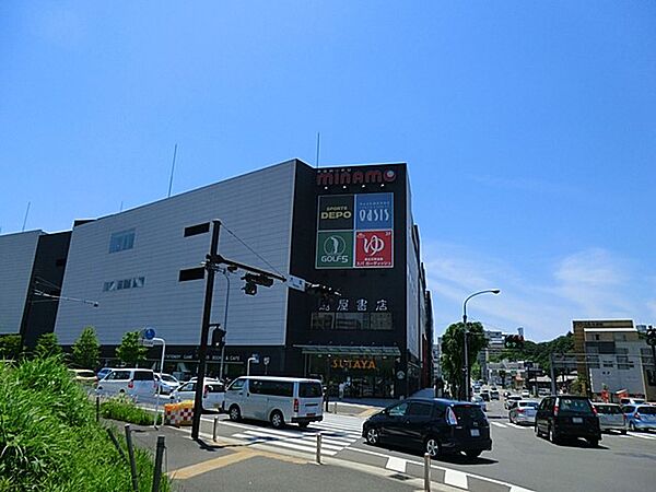 ダイエー港北みなも店　500m　温泉施設も入る『港北みなも』。スパやお食事ついでのお買い物ができそうです。