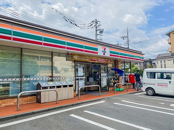 セブンイレブン横浜牛久保東1丁目　1400m　お弁当や飲み物をはじめ、さまざまな商品を取り扱うコンビエンスストア。