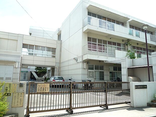 横浜市立西寺尾第二小学校 1100m 徒歩14分。小学校が近いのは子育てファミリーにもおすすめのポイントです。