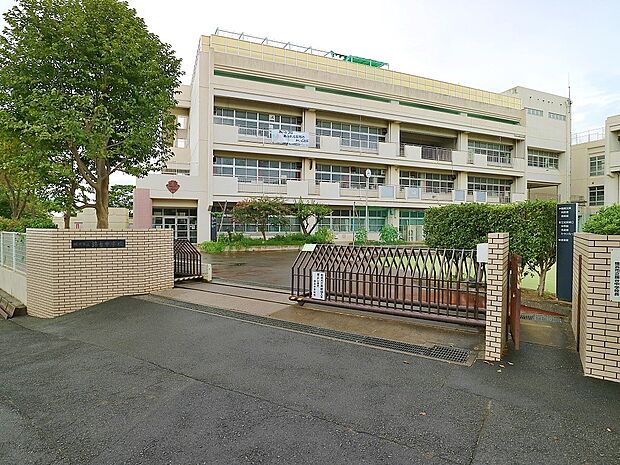 横浜市立錦台中学校 900m 徒歩12分。部活などで帰りが遅くなっても安心の距離です。