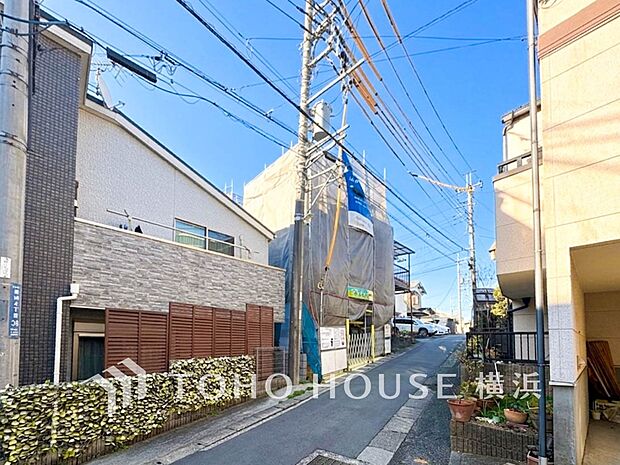 生活利便に優れた住環境に立地し、ゆとりある生活が送れます。（2026年4月撮影）