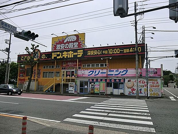 MEGAドン・キホーテ 東名川崎店　1000m　日用品や雑貨、お酒などを揃える総合ディスカウントストア。品質にこだわったプライベートブランドも。 