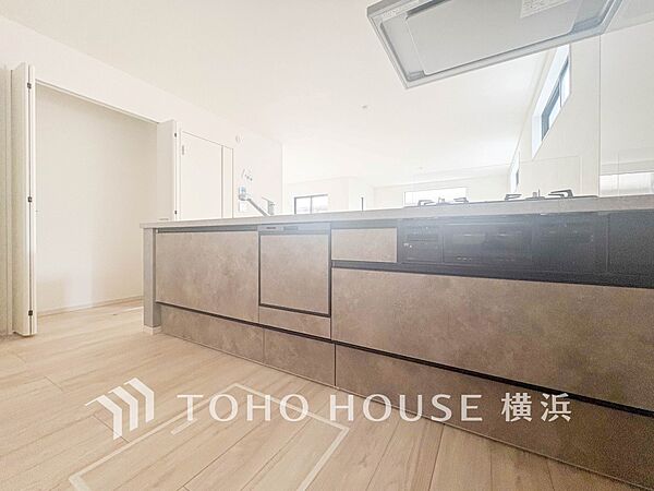 明るい自然光が入るキッチン。家族そろってキッチンに立っても調理がしやすく余裕の広さ。