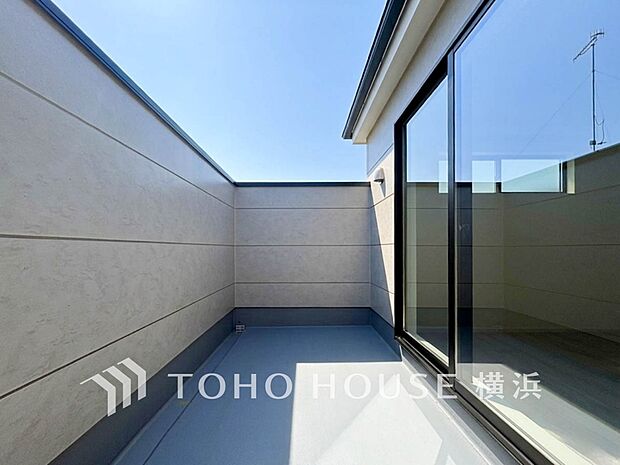 太陽の恵みをたっぷりと受けて、洗濯物も気持ちよく干せそうです。