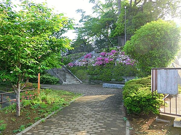 阿久和東宮ノ腰公園　500m　敷地は広く、滑り台や、ベンチがある東屋があります。幅広い世代で楽しめる公園です。