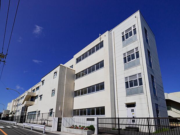 横浜市立原中学校 1200m 徒歩15分。部活などで帰りが遅くなっても安心の距離です。